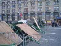 Источник шепнул, что коммунальщики начали зачищать Киев от баррикад